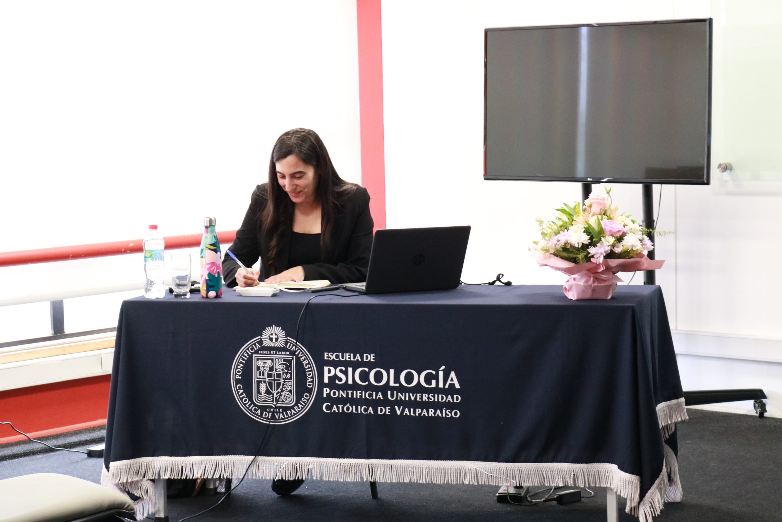 Lee más sobre el artículo Nueva doctora en psicología aprueba defensa de tesis que aborda el trabajo portuario chileno