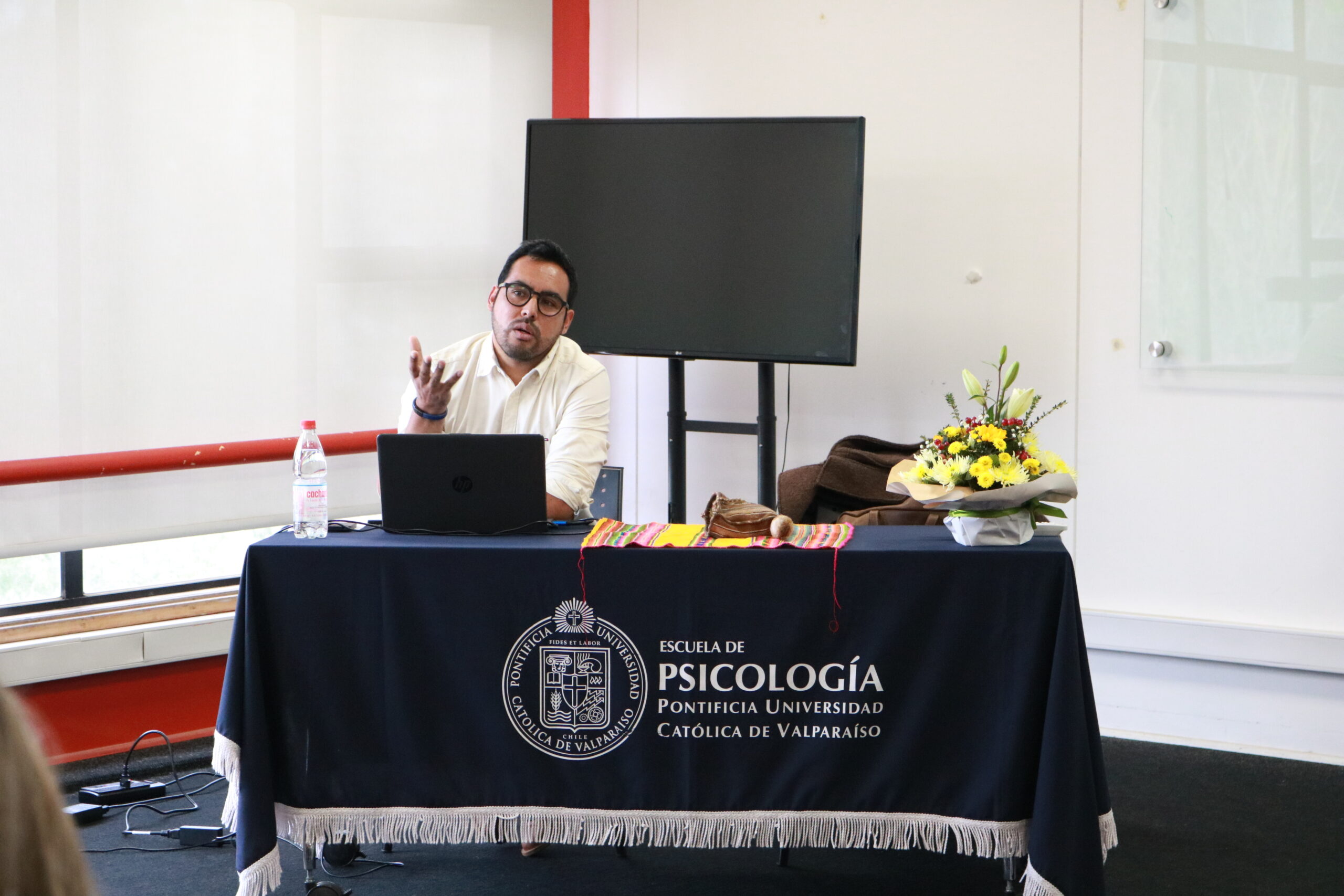 Lee más sobre el artículo Carlos Miranda Carvajal obtiene su doctorado con investigación sobre la participación familiar indígena en la escuela rural