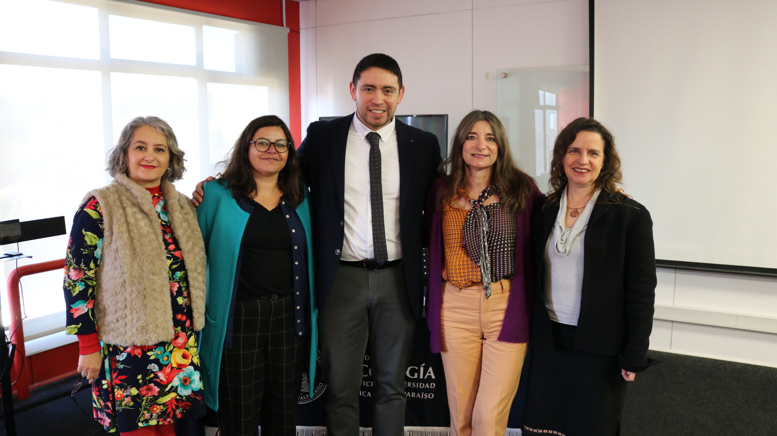 Lee más sobre el artículo Nuevo doctor en Psicología e Historia aprueba defensa de tesis que estudia la identidad nacional en Chiloé durante la segunda mitad del siglo XX